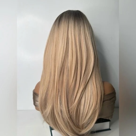 NEW! Blonde medium length   Wig  with Curtain  bangs - Picture 7 of 10